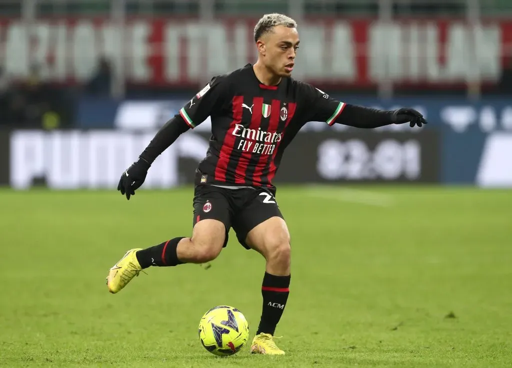 Sergino Dest juega con el AC Milan de Italia (Getty)