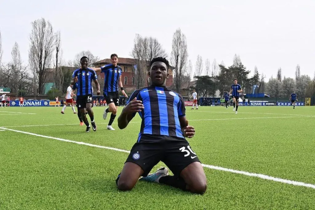 Enoch Owusu anotando uno de los goles del Primavera (Inter)