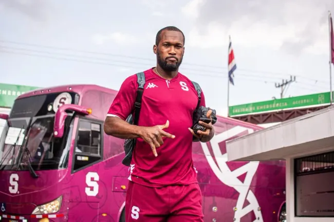 Kendall Waston con el Deportivo Saprissa