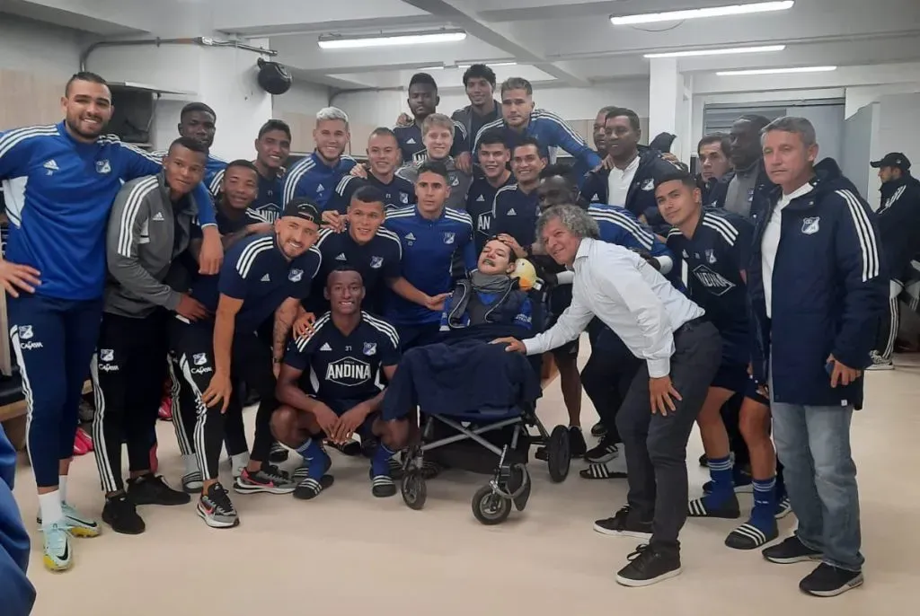 Miguel Ángel y su foto con el plantel de Millonarios (Foto: Twitter/@DavidMFC99)