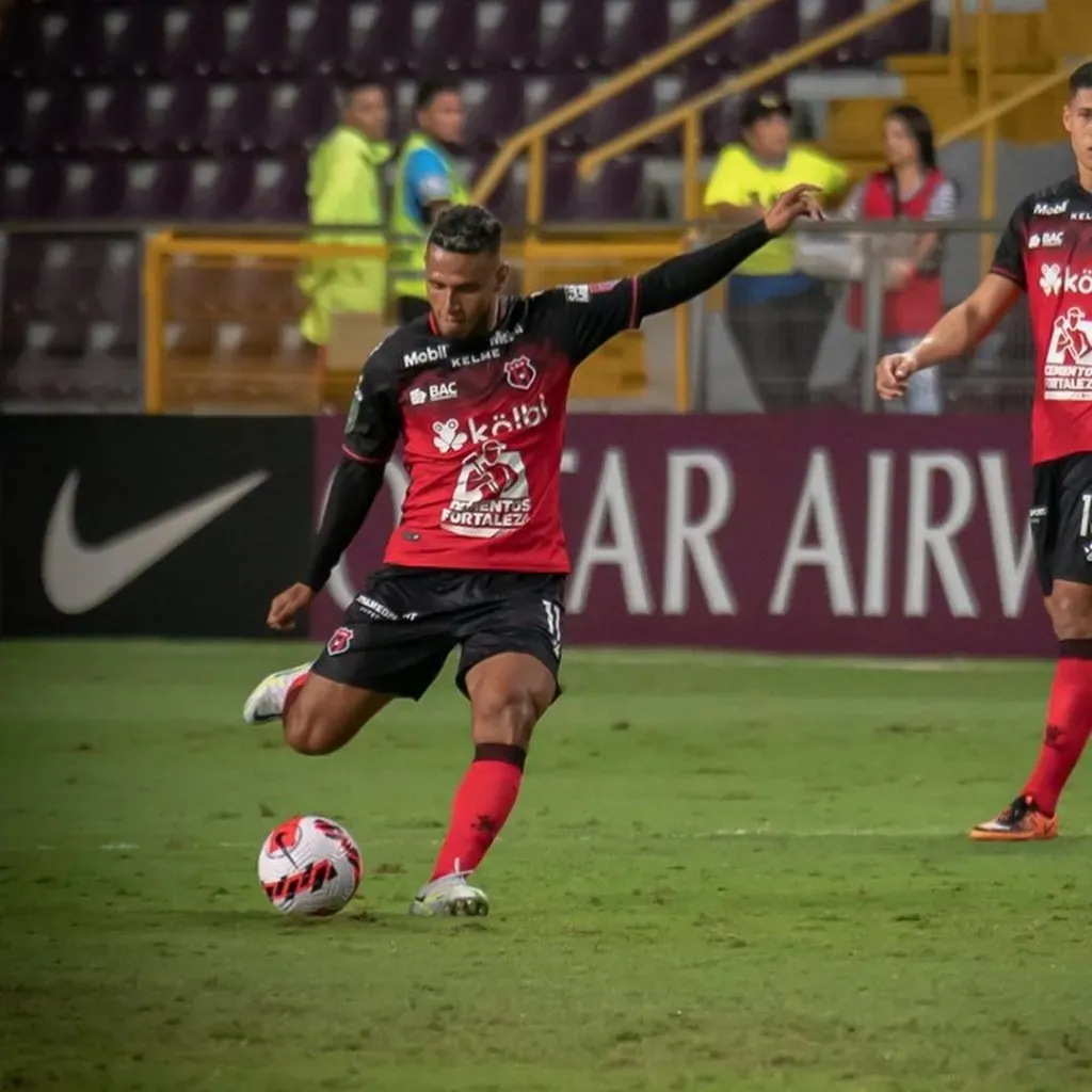 Una lluvia de críticas recibió el mediocampista hondureño, Álex López (Alex López, Instagram)