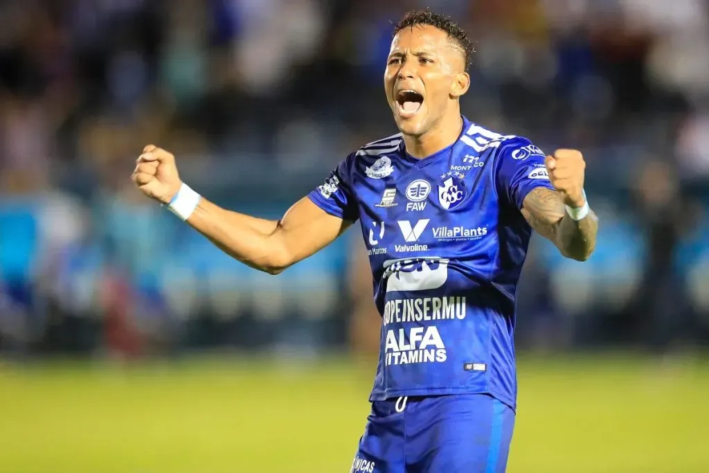 Jeikel Venegas con el conjunto de Cartaginés