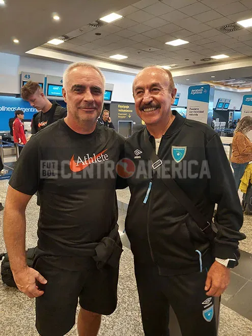 Darren Bazeley (izq) y Rafael Loredo (der), los entrenadores de Nueva Zelanda y Guatemala respectivamente.