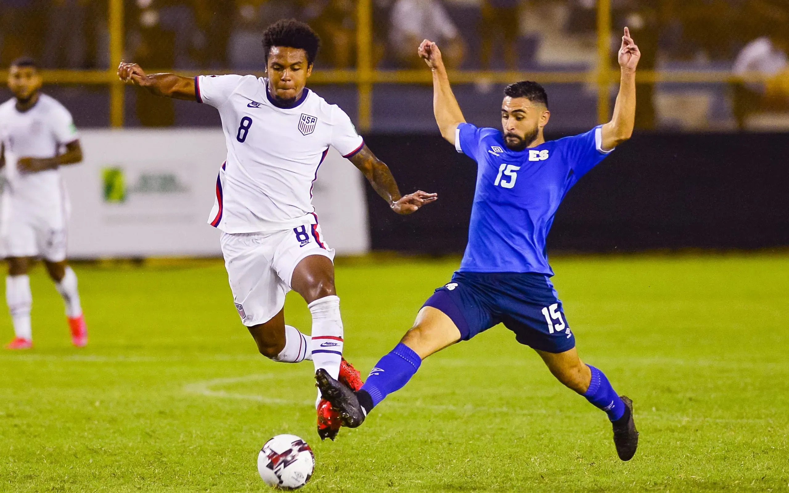 Álex Roldán enfrentando a McKennie (Getty)