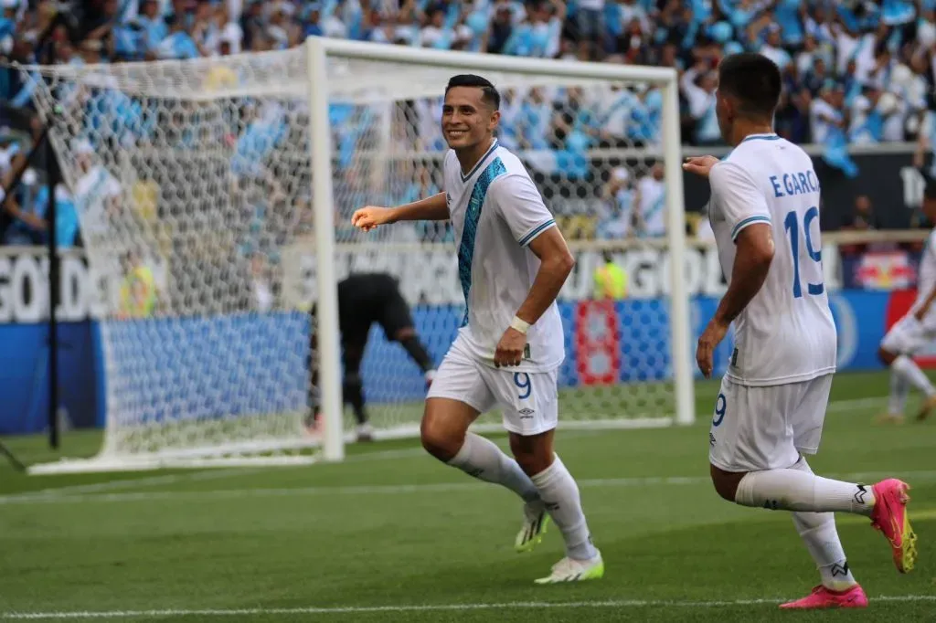 Rubio Rubín celebrando un gol con la Selección de Guatemala