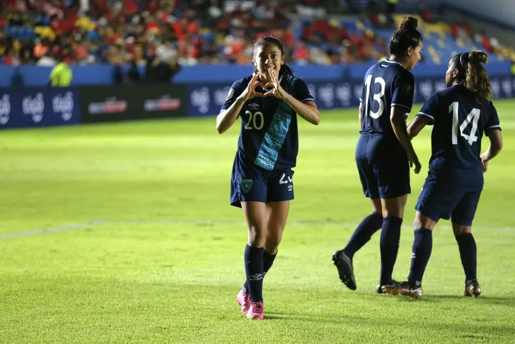 Ana Lucía Martínez celebrando el gol ante Panamá