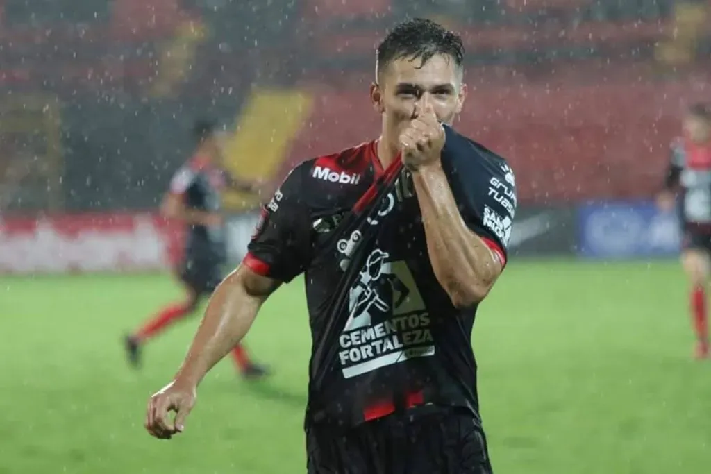 Carlos Mora con la Liga Deportiva Alajuelense