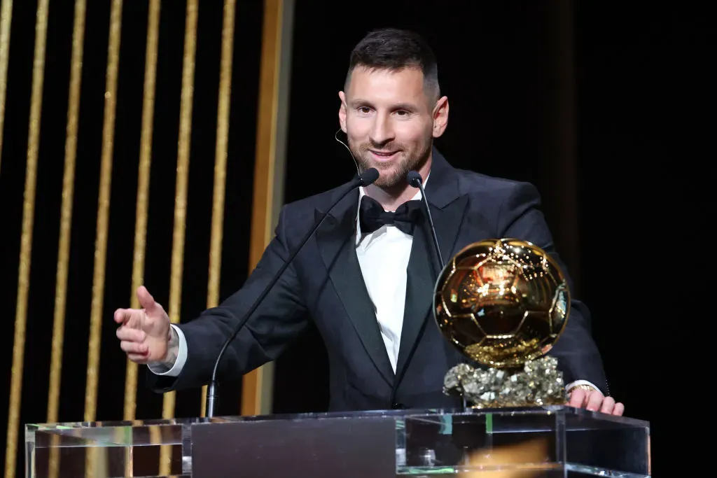 Lionel Messi recibiendo el Balón de Oro 2023.