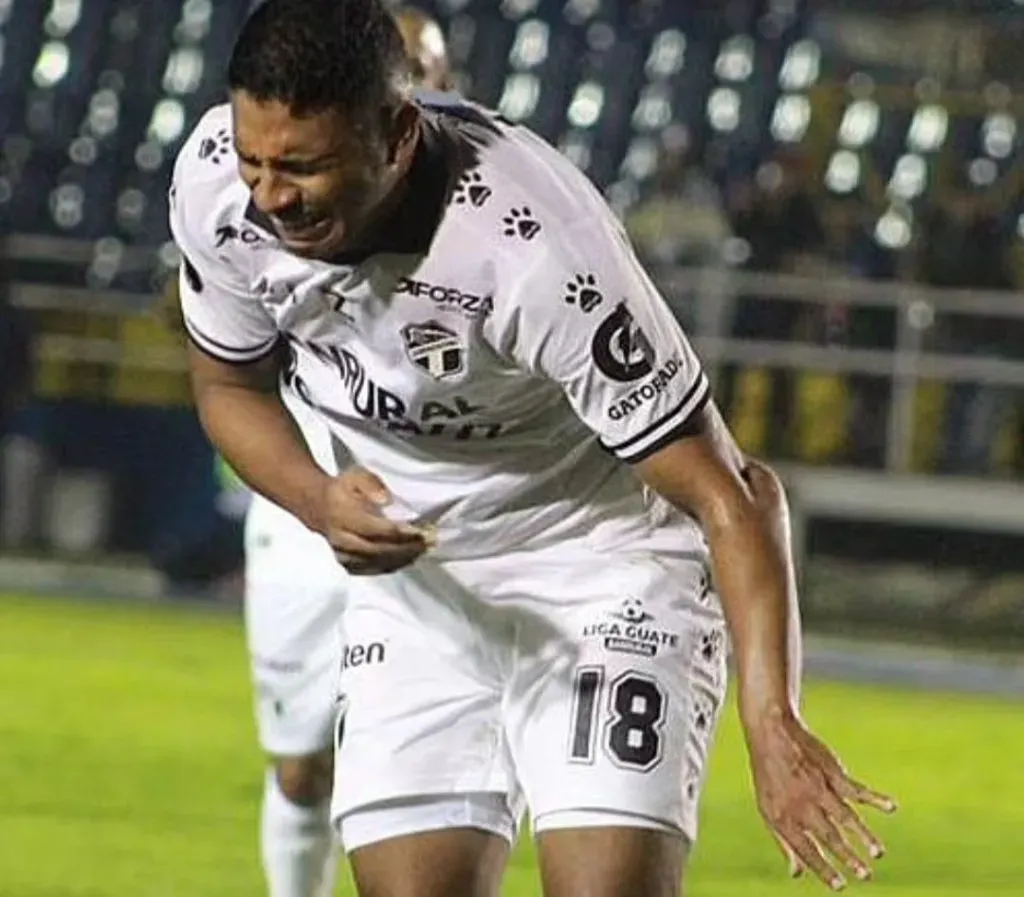 El codo de Jorman Aguilar tras marcar