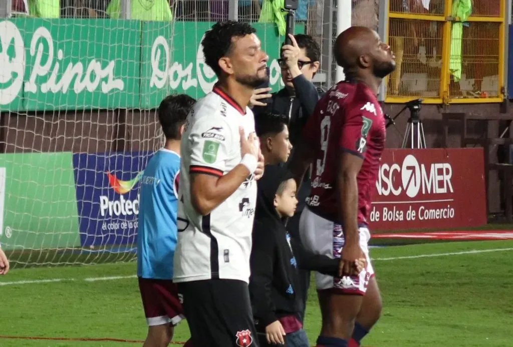 Michael Barrantes con Alajuelense ante Saprissa