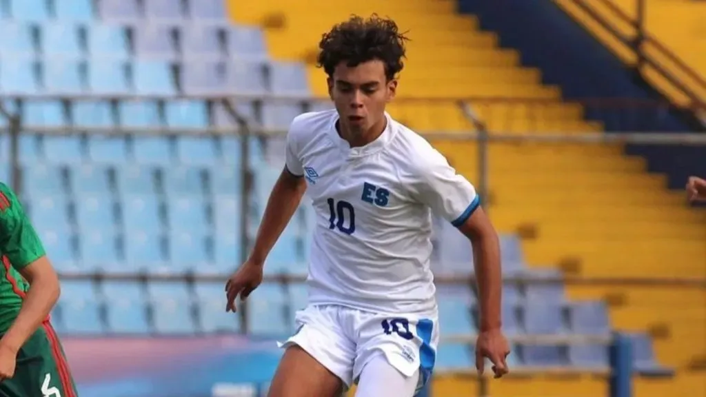 Cristopher Arias llevó la 10 en la Sub 17 de El Salvador.