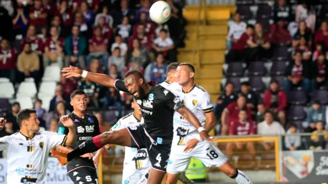 Kendall Waston y Javier Rosales disputando una bola aérea en el Estadio Ricardo Saprissa. (Foto: La Nación)