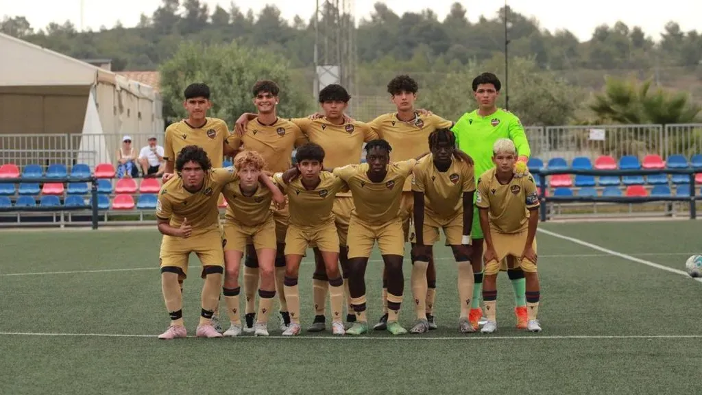 Gabriel junto a los juveniles del Levante (Levante)