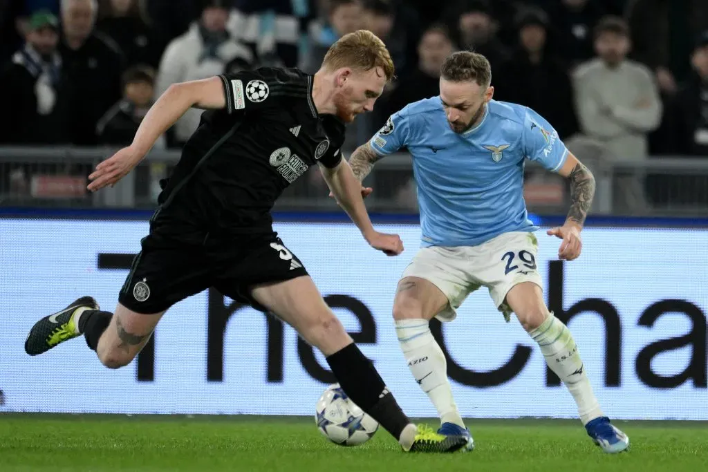 Manuel Lazzari y Liam Scales compiten por el balón (Foto: Getty)