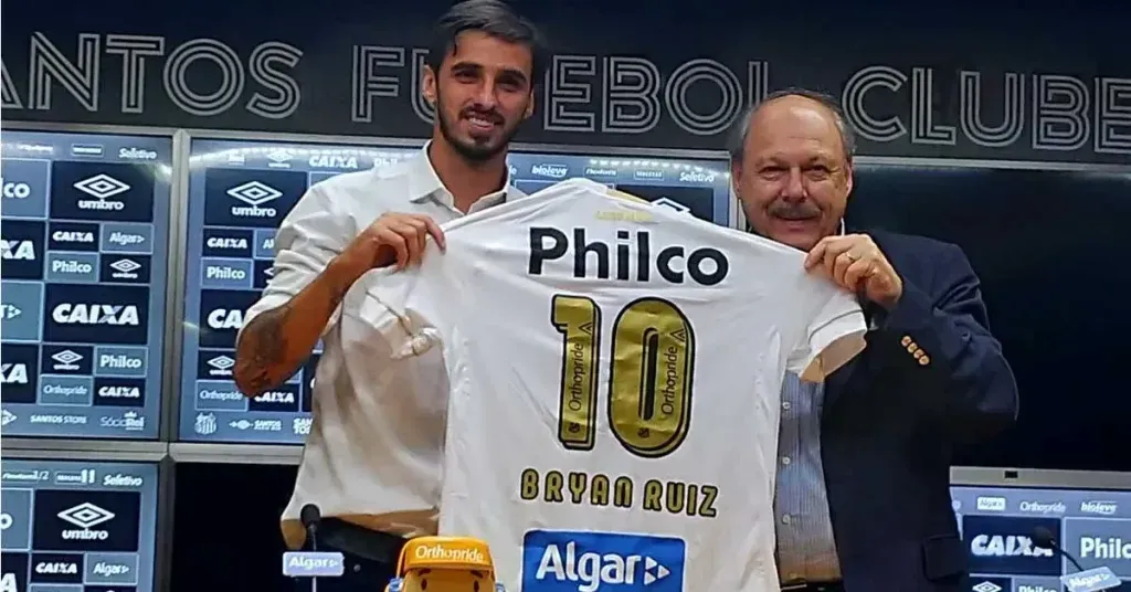 Bryan Ruiz con el Santos de Brasil