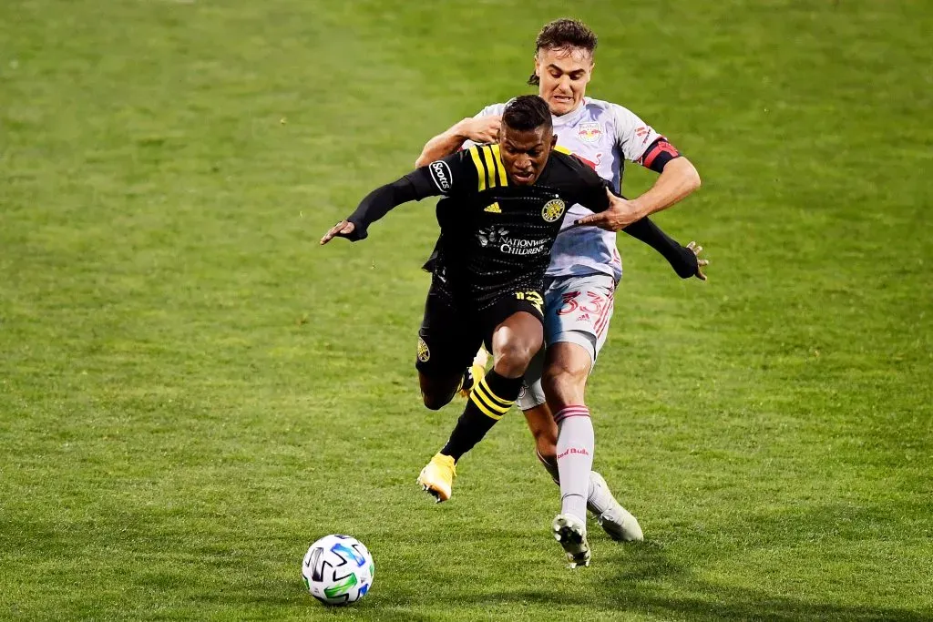 Luis Díaz lucha por la pelota con Aaron Long (Foto: Getty)