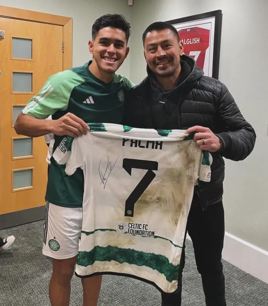 Roger Espinoza fue a ver a Luis Palma al vestuario del Celtic.