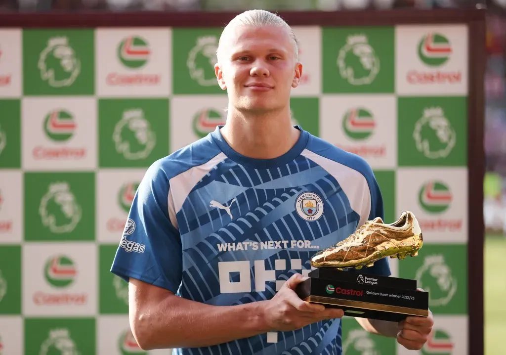 Erling Haaland, uno de los tres candidatos al The Best 2023, posando con el Golden Foot de la Premier League (Foto: Getty Images)