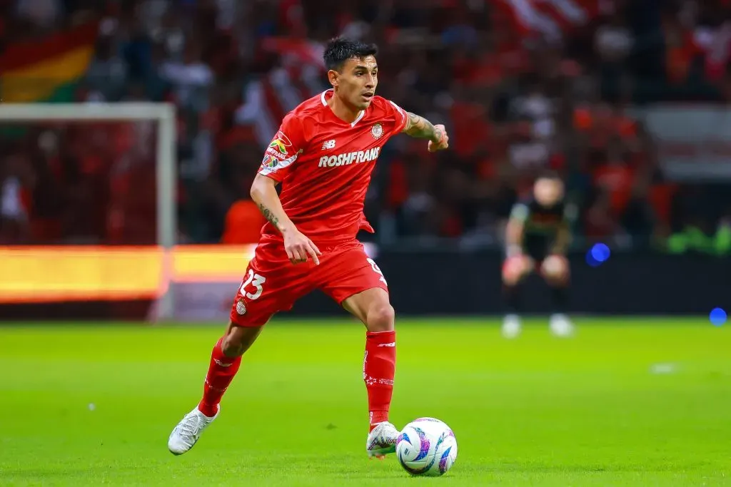 Claudio Baeza of Toluca controls the ball during the 10th round match between Toluca and Chivas. (Photo by Manuel Velasquez/Getty Images)