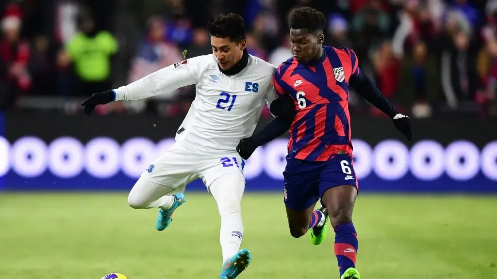 Bryan Tamacas lucha con Yunus Musah por el balón, en un duelo de 2022 ante Estados Unidos (Foto: Getty)