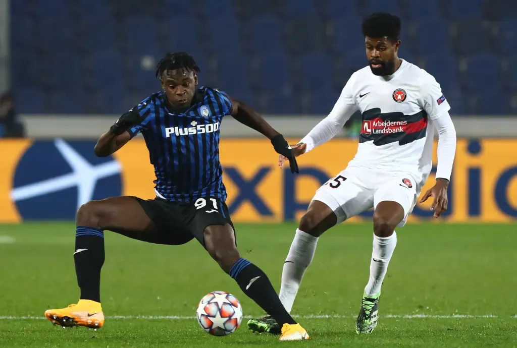 Manjrekar James, marcando a Duvan Zapata en el duelo que Midtjylland empató 1-1 con Atalanta por la fase de grupos de la Champions League 2020. (Foto: Getty)