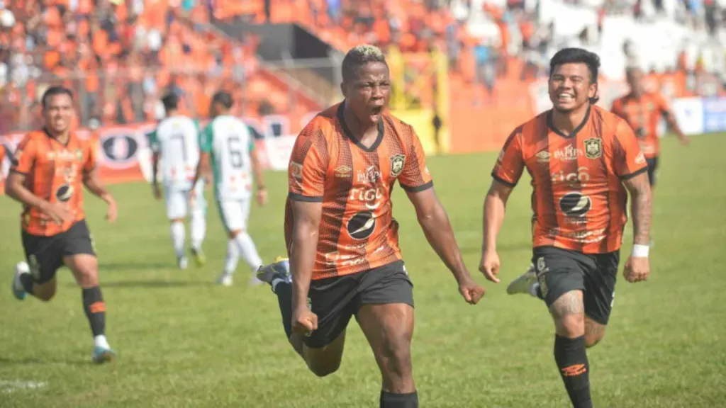 Águila tiene la mejor plantilla del país, donde destaca un goleador implacable como Salazar. (Foto: Lissette Monterosa / EDH)