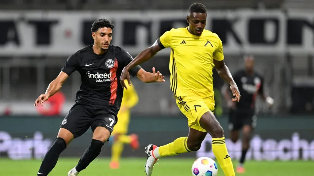 José Córdoba (der) cuida el balón ante la amenaza de Omar Marmoush (izq) del Frankfurt (Foto: Getty)