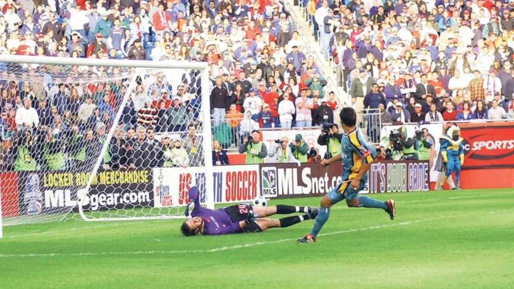 La pelota a punto de cruzar la línea tras la histórica definición de Ruiz. (Foto: Nuestro Diario)