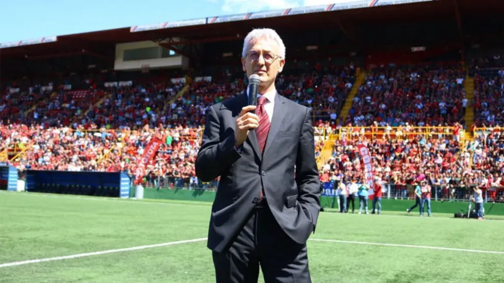 El 27 de diciembre de 2016, Alajuelense abrió las puertas del Morera Soto para presentar por todo lo alto a Benito Floro. (Foto: LDA)