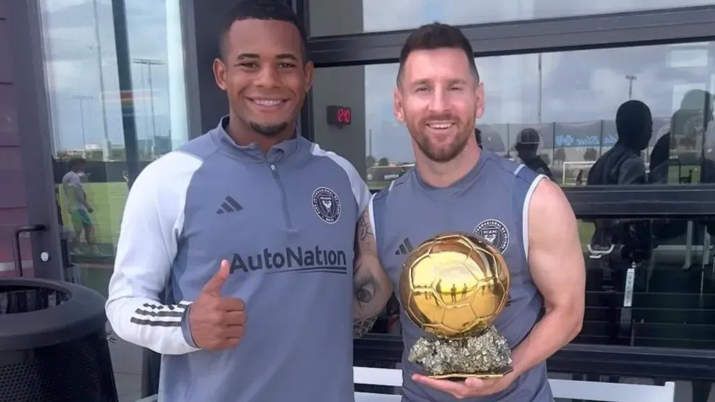 El costarricense posando junto a Lionel Messi y el octavo Balón de Oro que ganó el año pasado. (Foto: Instagram)