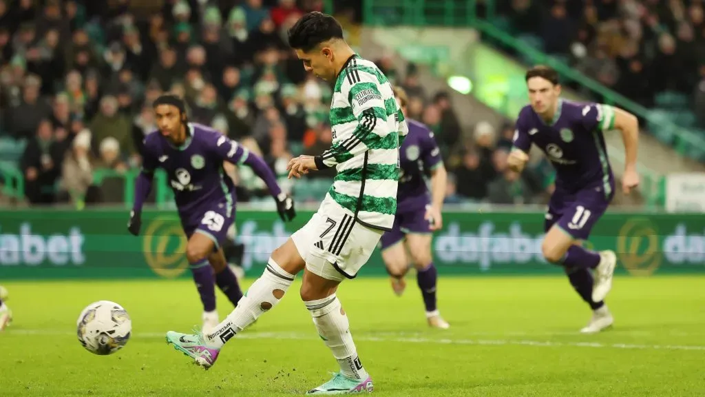 Luis Palma ejecutando un penal – Ian MacNicol/Getty Images