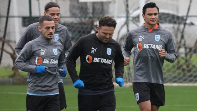 Denil Maldonado entrena junto a sus nuevos compañeros (Foto: Prensa Universitatea Cracovia).