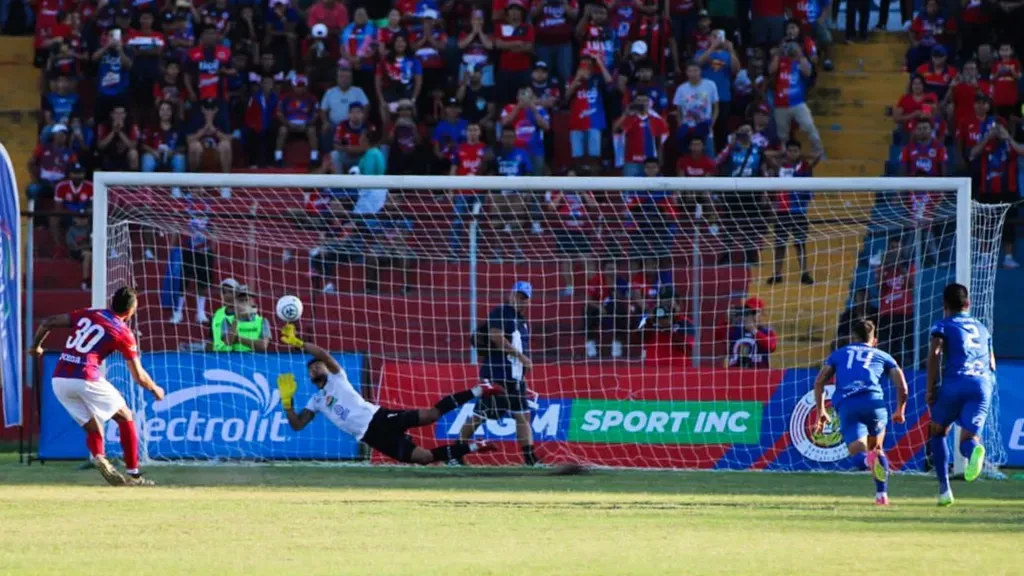 Óscar Pleitez atajando el penal de Caio Lursen en el último derbi santaneco, que terminó 1-1. (Foto: Isidro Metapán)