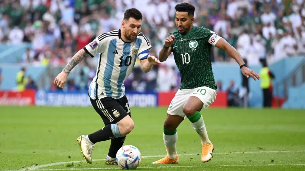 Salem Al-Dawsari persigue a Lionel Messi, en la histórica victoria de Arabia Saudita por 2-1 ante Argentina en Qatar 2022. Los asiáticos son uno de los posibles rivales de Nicaragua en la Fecha FIFA de marzo (Foto: Getty)