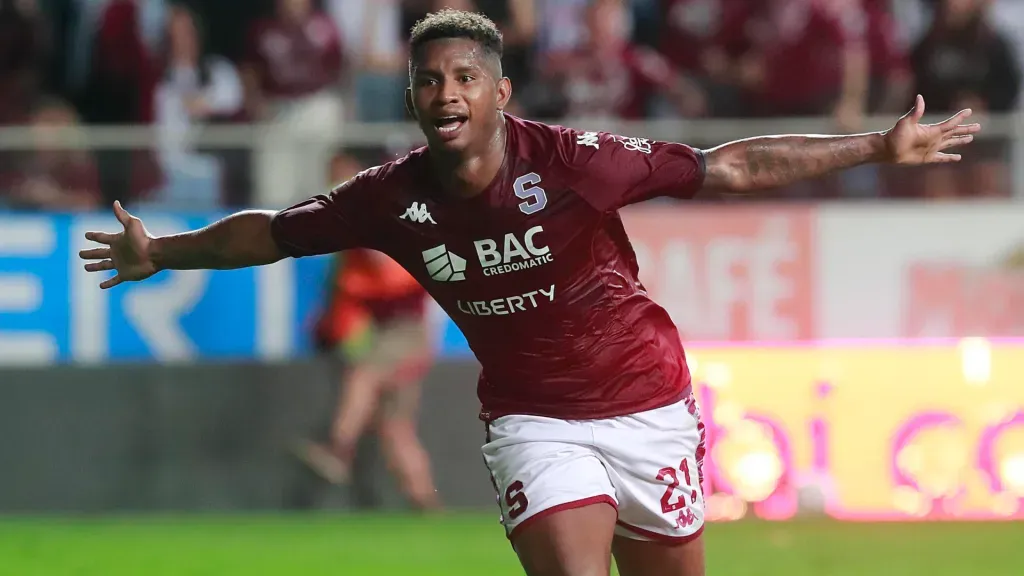 Fidel Escobar, MVP del último Saprissa-Cartaginés, festejando su segundo gol con la camisa del Monstruo. (Foto: Rafael Pacheco Granados/La Nación)