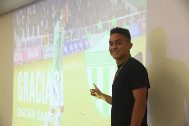 Óscar Santis presentado con el FC Dinamo Tbilisi