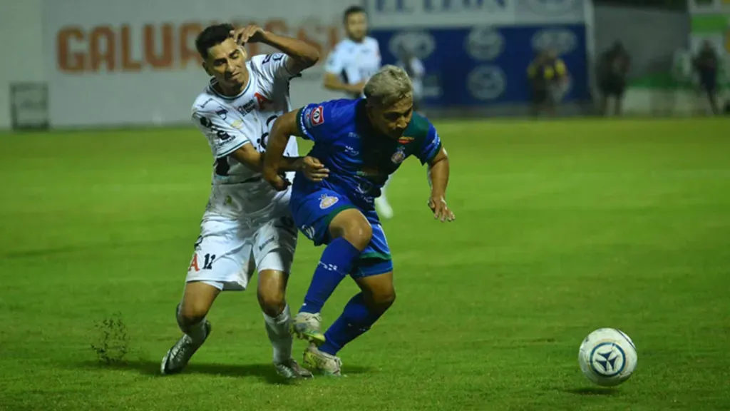 “Cabrita” Portillo y Bayron López, luchando por la pelota en Metapán. (Foto: EDH / Lissette Monterrosa)