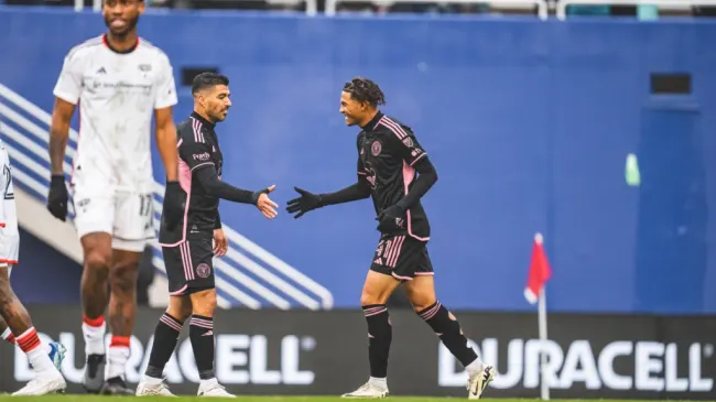 Ruiz, interactuando con Luis Suárez en la caída ante Dallas. (Foto: Inter Miami / X)