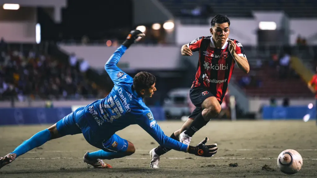 El primer gol de Menjívar llegó en los “90 Minutos por la Vida”, con un penal shootout. (Foto: LDA)