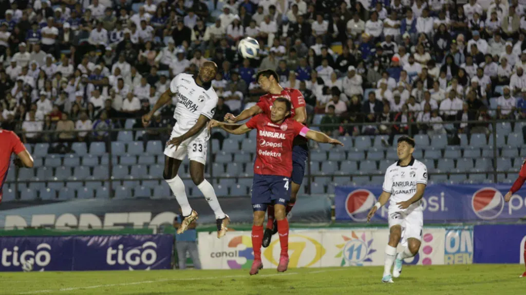 Anangonó, imponiéndose en un duelo aéreo durante la pasa semifinal de vuelta. (Foto: Cremas)