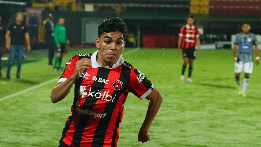 Leo Menjívar con Alajuelense