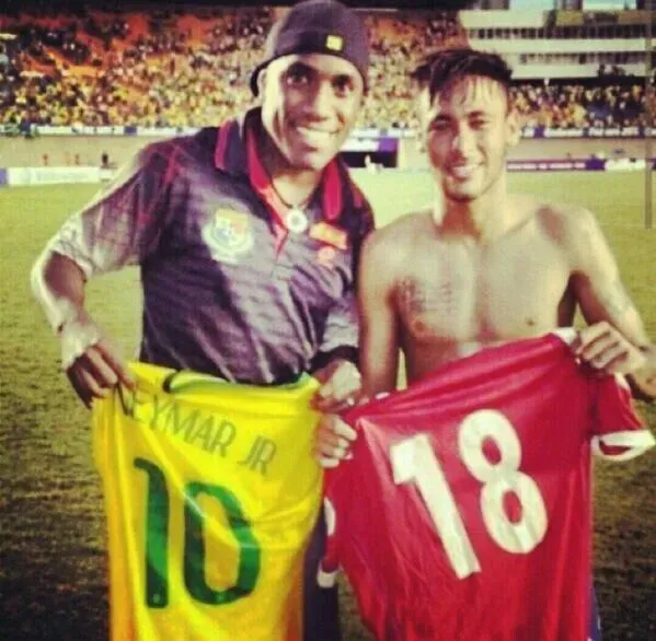 Luis Tejada junto a Neymar tras el amistoso