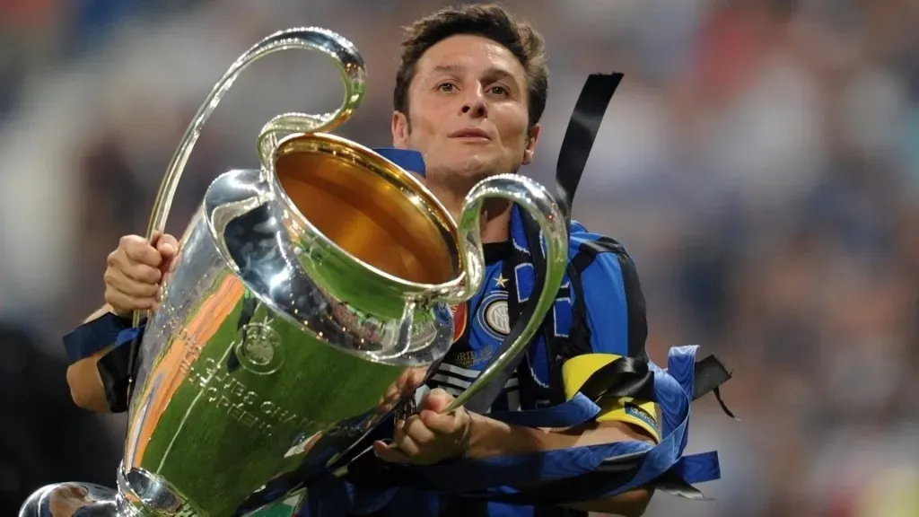 Javier Zanetti, en 2010, celebrando pleno de felicidad con la “Orejona” en sus manos. (Foto: Getty)