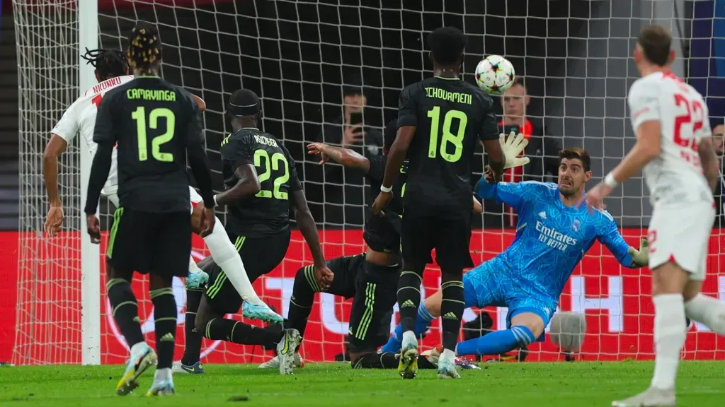 El instante en el que Nkunku, hoy en Chelsea, vence la resistencia de Courtois, quien lleva lesionado desde octubre de 2023. (Foto: EFE)