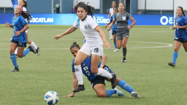 Ana Lucía Martínez, delantera estrella de Guatemala, deja en el camino a la capitana de El Salvador, Priscila Ortiz. (Foto: Fedefut)