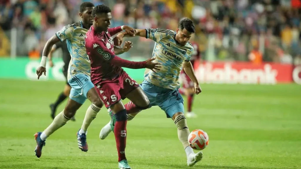 Orlando Sinclair intentando quitarle la bola a Julián Carranza, el verdugo de la ‘S’. (Foto: John Durán/La Teja)