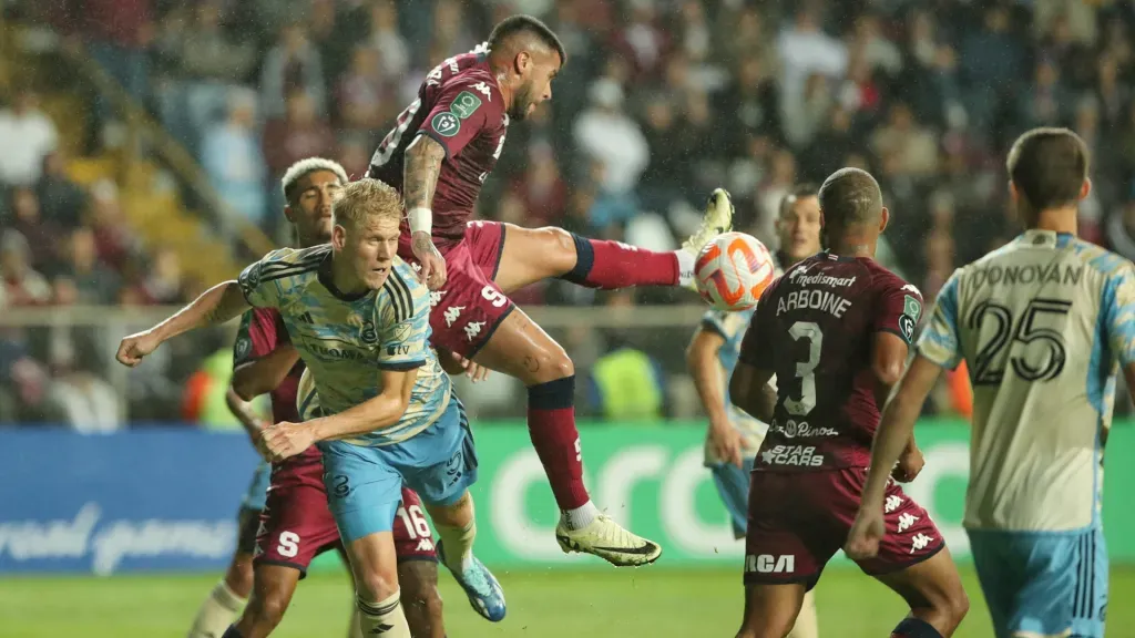 Ulises Segura y Jakob Glesnes en plena disputa por la bola durante el partido de ida. (Foto: John Durán/La Nación)