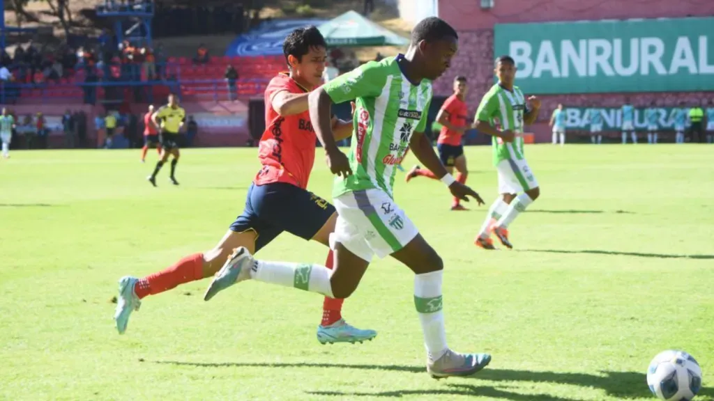 Un debutante Marlon Ávila Jr. traslada la esférica ante la presión de Marlon Sequén. (Foto: Omar Solís)