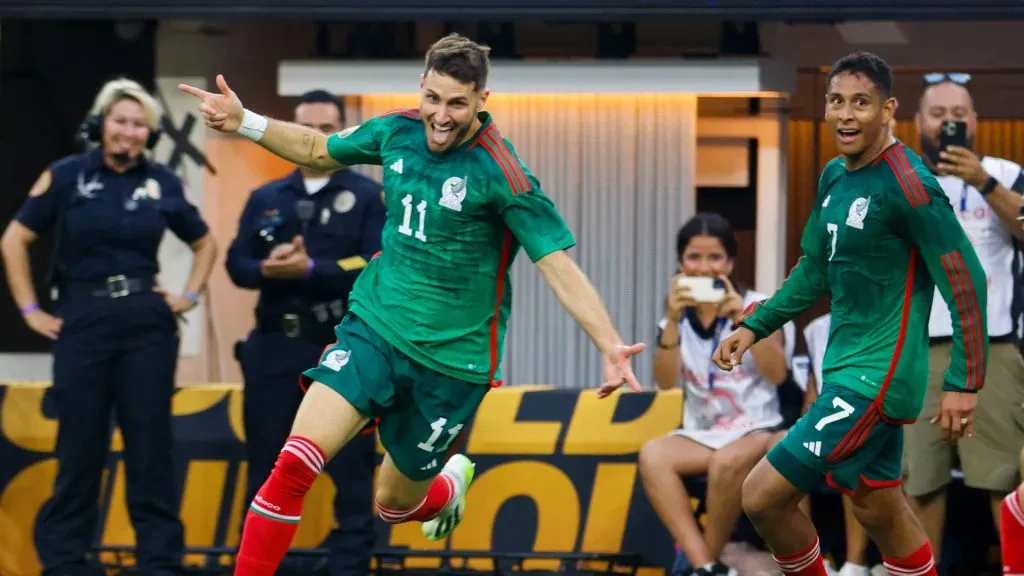 Santiago Giménez tras anotarle a Panamá en la final de la Copa Oro (Getty)