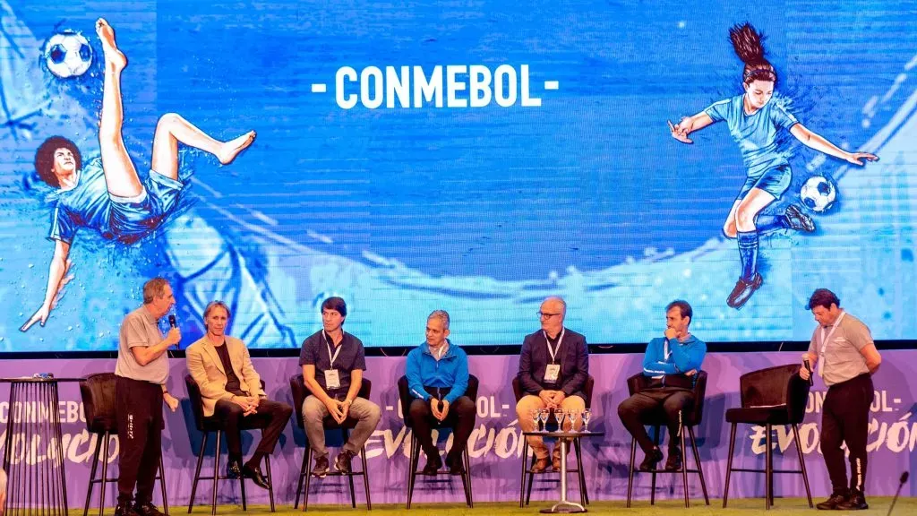 Reinaldo Rueda hablando en Conmebol con entrenadores de otras selecciones. (Foto: Conmebol)